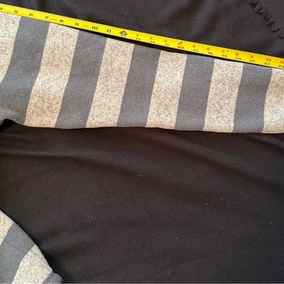 Patagonia Zip-Up 1/2 zip in dark Gray and light grey Stripes kangaroo pocket - Picture 11 of 16